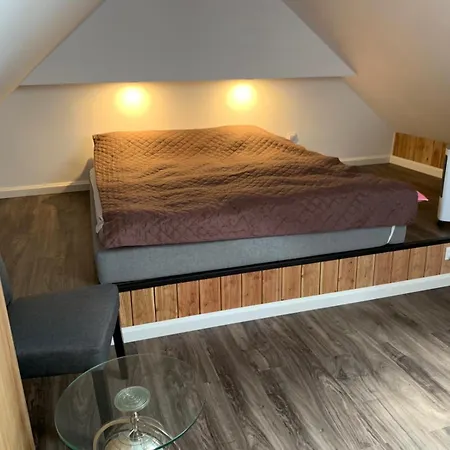 Apartment Dark Horse